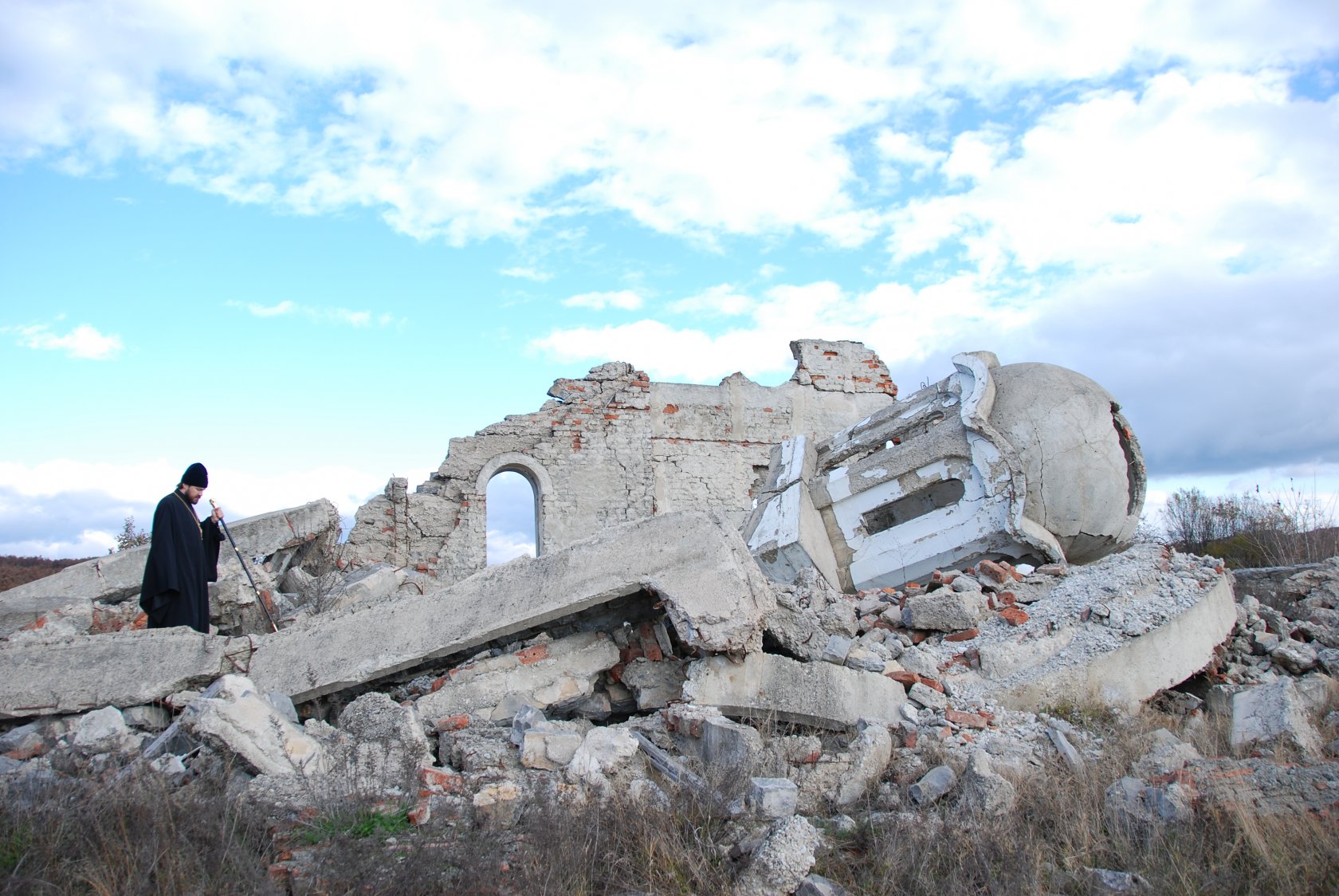 Разрушенные памятники культуры. Косово разрушенные храмы. Разрушенные храмы Сербии Косово.